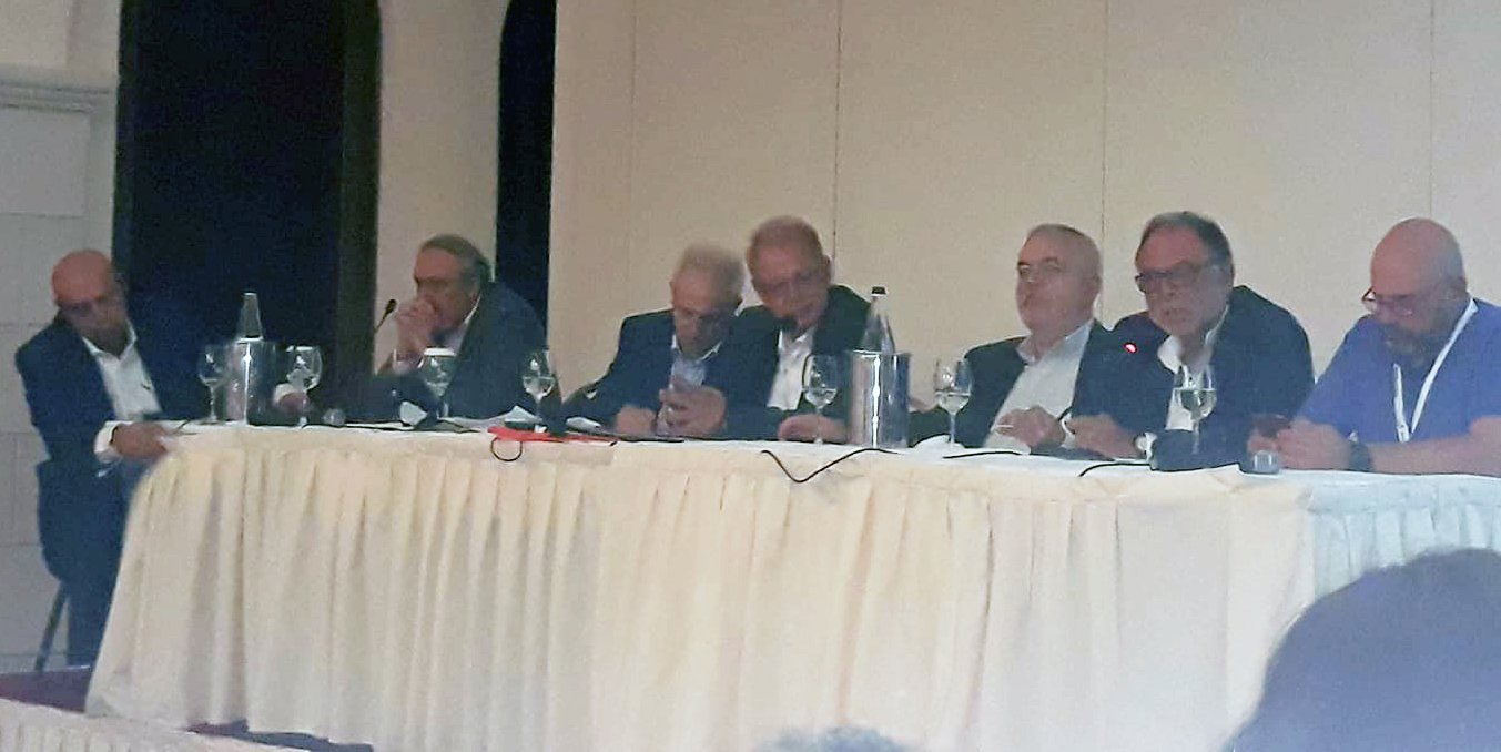 Μια ιδιαιτέρως εποικοδομητική συζήτηση πραγματοποιήθηκε στο στρογγυλό τραπέζι όσον αφορά τους κρίκους αλυσίδας του φαρμάκου: Πολιτεία, Φαρμακοβιομηχανία, Χονδρεμπόριο και Φαρμακεία και συμμετέχοντες τους κ.κ. Βαλτά Απόστολο, Πρόεδρο ΦΣ Λέσβου και Πρόεδρο ΠΦΣ, Κούβελα Δημήτρη, Πρόεδρο Επιτροπής Αξιολόγησης Τεχνολογιών Υγείας, Παπαδημητρίου Ολύμπιο, Πρόεδρο ΣΦΕΕ, Πενταφράγκα Βασίλη, Εντεταλμένο Σύμβουλο ΠΕΦ, Σερέτη Βασίλη Πρόεδρο ΕΦΕΧ και Γενετζάκη Αποστόλη, Πρόεδρο ΔΣ ΣΥΦΑΚ., με συντονιστή τον κ. Αλιμπέρτη Δημήτρη Γενικό Διευθυντή του ΣΥΦΑΚ. Μια ιδιαιτέρως εποικοδομητική συζήτηση πραγματοποιήθηκε στο στρογγυλό τραπέζι όσον αφορά τους κρίκους αλυσίδας του φαρμάκου: Πολιτεία, Φαρμακοβιομηχανία, Χονδρεμπόριο και Φαρμακεία και συμμετέχοντες τους κ.κ. Βαλτά Απόστολο, Πρόεδρο ΦΣ Λέσβου και Πρόεδρο ΠΦΣ, Κούβελα Δημήτρη, Πρόεδρο Επιτροπής Αξιολόγησης Τεχνολογιών Υγείας, Παπαδημητρίου Ολύμπιο, Πρόεδρο ΣΦΕΕ, Πενταφράγκα Βασίλη, Εντεταλμένο Σύμβουλο ΠΕΦ, Σερέτη Βασίλη Πρόεδρο ΕΦΕΧ και Γενετζάκη Αποστόλη, Πρόεδρο ΔΣ ΣΥΦΑΚ., με συντονιστή τον κ. Αλιμπέρτη Δημήτρη Γενικό Διευθυντή του ΣΥΦΑΚ.