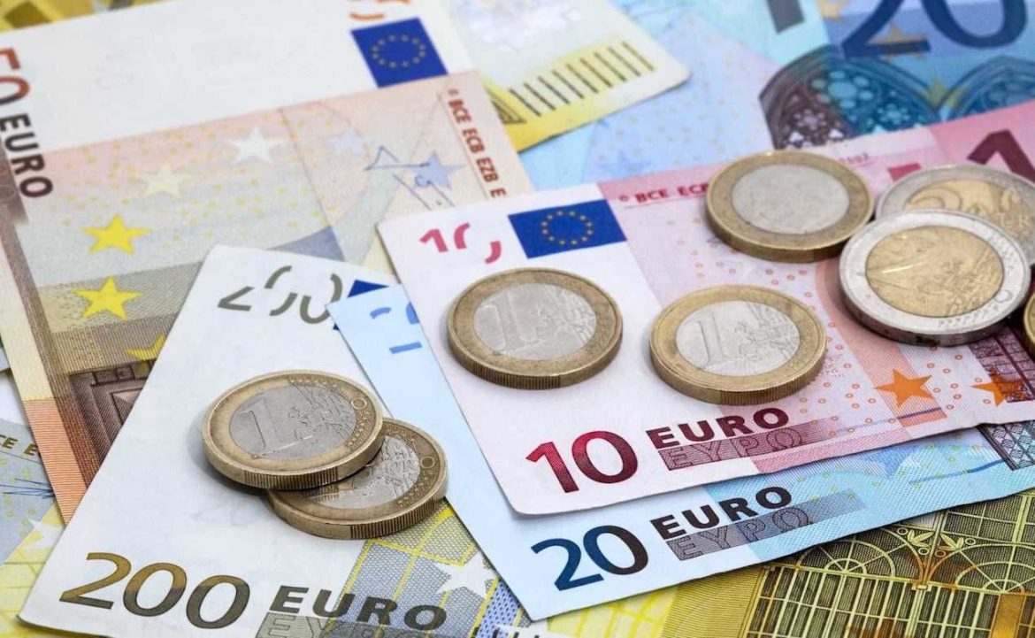 Σύμφωνα με το Ίδρυμα Οικονομικών & Βιομηχανικών Ερευνών (ΙΟΒΕ) στις 107,2 μονάδες διαμορφώθηκε ο Δείκτης Οικονομικού Κλίματος τον Σεπτέμβριο από 105,3 μονάδες τον Ιούλιο.