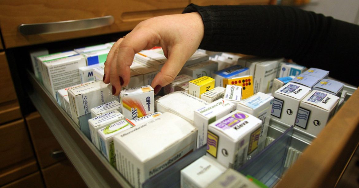 Μείωση του συντελεστή ΦΠΑ, από το 13% στο 6%, σε σημαντικά φάρμακα και εμβόλια.