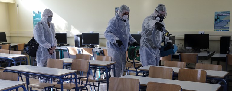 Ορισμένοι επιστήμονες παραμένουν επιφυλακτικοί. Μερικοί ανησυχούν ότι, ακόμη κι αν τα παιδιά μεταδίδουν λιγότερο τον κορωνοϊό, δεν παύουν να κάνουν πολλές ανεξέλεγκτες επαφές, ιδίως στο σχολείο. Ορισμένοι επιστήμονες παραμένουν επιφυλακτικοί. Μερικοί ανησυχούν ότι, ακόμη κι αν τα παιδιά μεταδίδουν λιγότερο τον κορωνοϊό, δεν παύουν να κάνουν πολλές ανεξέλεγκτες επαφές, ιδίως στο σχολείο.