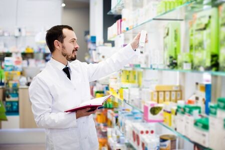 Για να αναλάβει αυτήν την αποστολή πρόληψης, ο φαρμακοποιός θα πρέπει να μετατρέψει το φαρμακείο του σε ένα πραγματικό κέντρο υγείας, όπου θα ασχολείται κυρίως με συμβουλές και υπηρεσίες υγείας και θα πρέπει να διεκδικήσει να ανταμείβεται γι' αυτό. Για να αναλάβει αυτήν την αποστολή πρόληψης, ο φαρμακοποιός θα πρέπει να μετατρέψει το φαρμακείο του σε ένα πραγματικό κέντρο υγείας, όπου θα ασχολείται κυρίως με συμβουλές και υπηρεσίες υγείας και θα πρέπει να διεκδικήσει να ανταμείβεται γι' αυτό.
