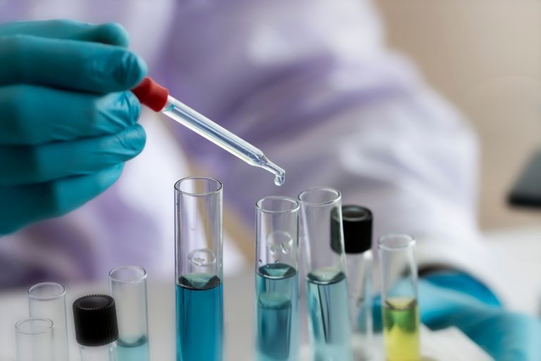 Η διάγνωση της λοίμωξης από τον SARS-CoV-2 βασίζεται σε τεστ που ανιχνεύουν είτε το RNA του ιού ή διάφορα αντιγόνα του ιού.