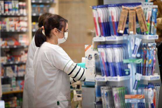 Η ροή των πελατών στον χώρο έχει αλλάξει εντελώς και η περίοδος πλέον δεν ευνοεί την ευρεία περιήγηση των πελατών στις ραφιέρες σε όλα τα σημεία του φαρμακείου. Η ροή των πελατών στον χώρο έχει αλλάξει εντελώς και η περίοδος πλέον δεν ευνοεί την ευρεία περιήγηση των πελατών στις ραφιέρες σε όλα τα σημεία του φαρμακείου.