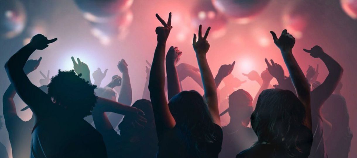 Στο επίπεδο Α (κίτρινο) προβλέπεται η υποχρεωτική χρήση μάσκας για το προσωπικό και για το κοινό κατά την αναμονή, 6 άτομα ανά τραπέζι και αποκλειστικά καθήμενοι. Στο επίπεδο Α (κίτρινο) προβλέπεται η υποχρεωτική χρήση μάσκας για το προσωπικό και για το κοινό κατά την αναμονή, 6 άτομα ανά τραπέζι και αποκλειστικά καθήμενοι.