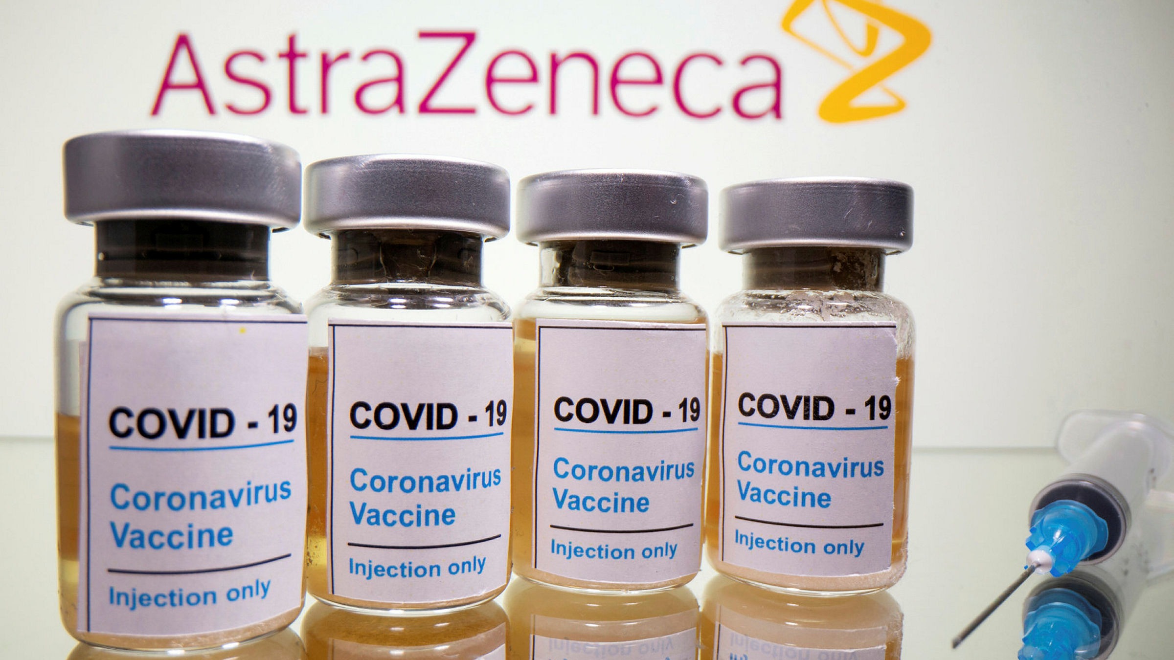 Η χορήγηση του εμβολίου AstraZeneca κατά τη διάρκεια της εγκυμοσύνης εξετάζεται μόνο εάν το πιθανό όφελος υπερτερεί του δυνητικού κινδύνου για τη μητέρα και το έμβρυο.