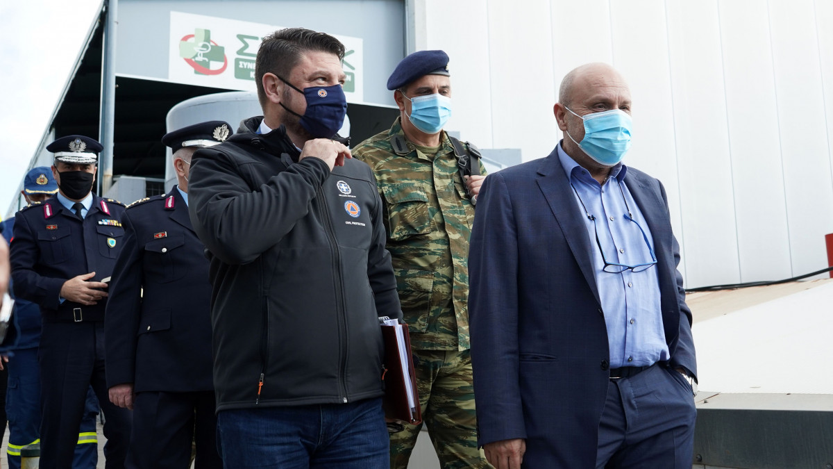 Ο Υφυπουργός Πολιτικής Προστασίας Νίκος Χαρδαλιάς, ο οποίος επισκέφθηκε τις εγκαταστάσεις του Συνεταιρισμού Φαρμακοποιών Αιγαίου και Κρήτης, χαρακτήρισε το ζήτημα που αφορά τους εμβολιασμούς ως το μεγαλύτερο στοίχημα διαχείρισης της εφοδιαστικής αλυσίδας μας αλλά και της χώρας τον τελευταίο αιώνα. Ο Υφυπουργός Πολιτικής Προστασίας Νίκος Χαρδαλιάς, ο οποίος επισκέφθηκε τις εγκαταστάσεις του Συνεταιρισμού Φαρμακοποιών Αιγαίου και Κρήτης, χαρακτήρισε το ζήτημα που αφορά τους εμβολιασμούς ως το μεγαλύτερο στοίχημα διαχείρισης της εφοδιαστικής αλυσίδας μας αλλά και της χώρας τον τελευταίο αιώνα.
