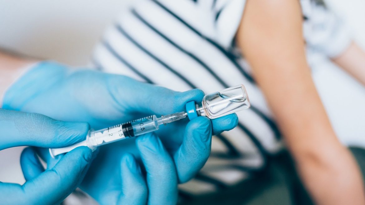 Το Εμβόλιο των Pfizer και BioNTech Έχει Αποτελεσματικότητα 100% στους Εφήβους 12 έως 15 Ετών.