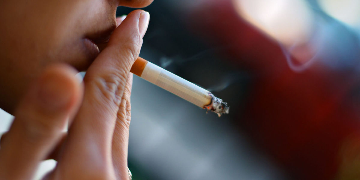 Σε ό,τι αφορά τις γυναίκες, το κάπνισμα έχει βρεθεί ότι προκαλεί διαταραχές στην έμμηνο ρύση, μειώνει μέχρι και κατά 50% την γυναικεία γονιμότητα και σχετίζεται με την πρόωρη εμφάνιση (κατά δύο με τρία χρόνια) της εμμηνόπαυσης. Σε ό,τι αφορά τις γυναίκες, το κάπνισμα έχει βρεθεί ότι προκαλεί διαταραχές στην έμμηνο ρύση, μειώνει μέχρι και κατά 50% την γυναικεία γονιμότητα και σχετίζεται με την πρόωρη εμφάνιση (κατά δύο με τρία χρόνια) της εμμηνόπαυσης.